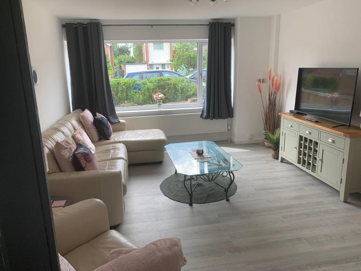 נוטינגהאם Crowthorne House, Beautiful 3 Bedroom Home For Upto 8 Guests, With Sofa Bed Cul-De-Sac With Private Driveway מראה חיצוני תמונה