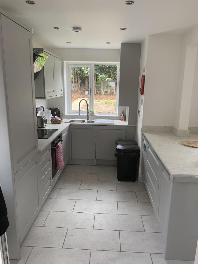 נוטינגהאם Crowthorne House, Beautiful 3 Bedroom Home For Upto 8 Guests, With Sofa Bed Cul-De-Sac With Private Driveway מראה חיצוני תמונה