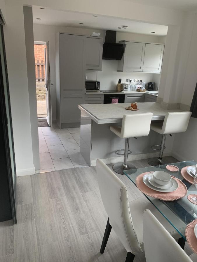 נוטינגהאם Crowthorne House, Beautiful 3 Bedroom Home For Upto 8 Guests, With Sofa Bed Cul-De-Sac With Private Driveway מראה חיצוני תמונה