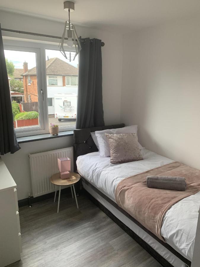נוטינגהאם Crowthorne House, Beautiful 3 Bedroom Home For Upto 8 Guests, With Sofa Bed Cul-De-Sac With Private Driveway מראה חיצוני תמונה