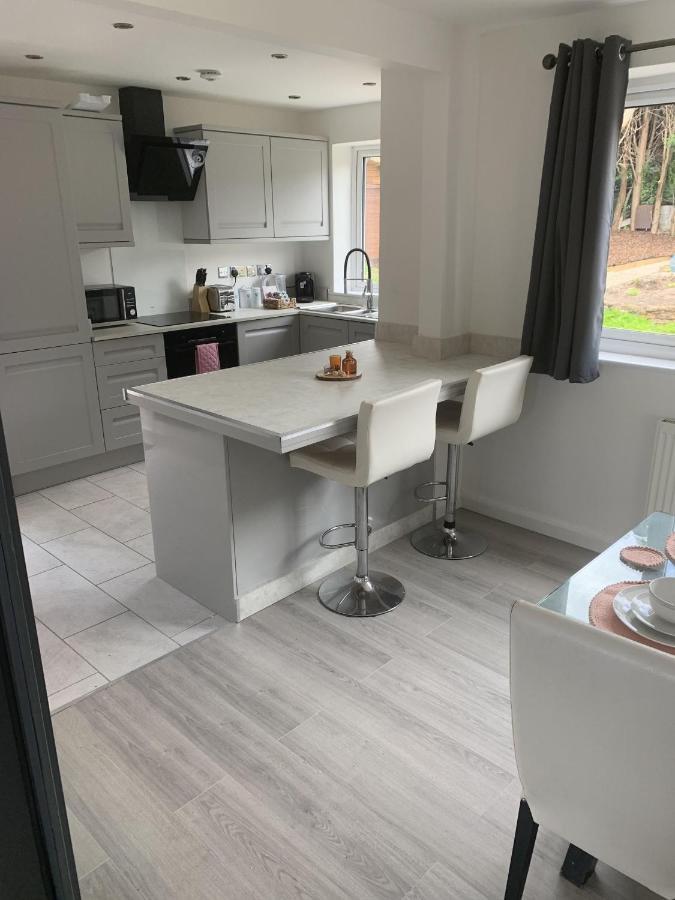 נוטינגהאם Crowthorne House, Beautiful 3 Bedroom Home For Upto 8 Guests, With Sofa Bed Cul-De-Sac With Private Driveway מראה חיצוני תמונה