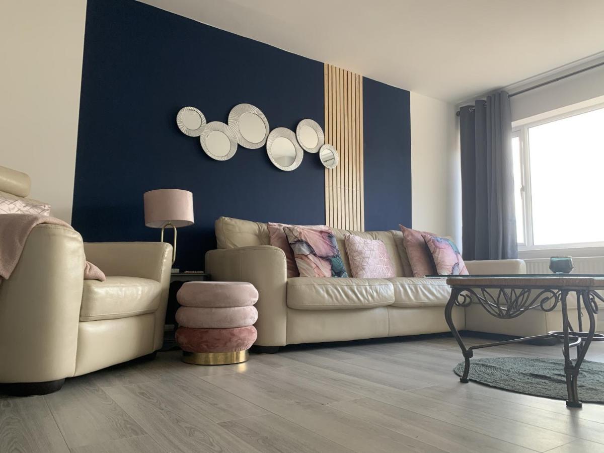 נוטינגהאם Crowthorne House, Beautiful 3 Bedroom Home For Upto 8 Guests, With Sofa Bed Cul-De-Sac With Private Driveway מראה חיצוני תמונה